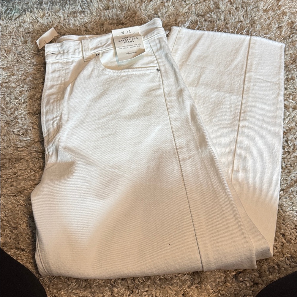 Madewell White Barrel Leg Jeans with Frayed Hem, Size 31